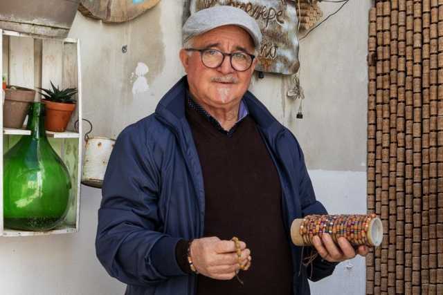 Dai bracciali con i noccioli delle olive ai presepi in legno: � l'arte "made in Bitetto" di Mino